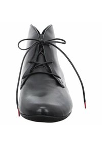 Botte chevillère en cuir noir avec un bout arrondi, ornée de lacets fins et d'une texture lisse. Accents rouges sur le talon.