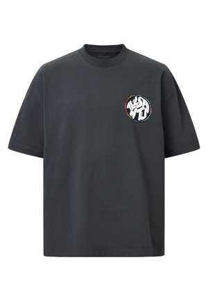 Maglietta in cotone grigio scuro con maniche corte e colletto rotondo. Presenta una grafica circolare colorata sulla parte sinistra del petto.