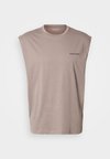 GYM SLEEVELESS - Μπλούζα - brown