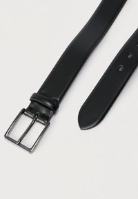 Czarny skórzany pasek z prostokątną metalową klamrą, charakteryzujący się gładkim wykończeniem i zaokrąglonym końcem. Pasek posiada wiele otworów do regulacji.