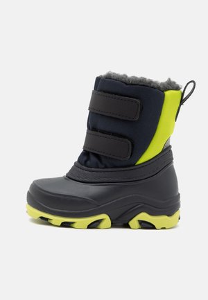 Børne vintersko med sort gummisål, navy stofoverdel, neon grøn bagside, gråt fleecefor og to sorte velcrolukninger.