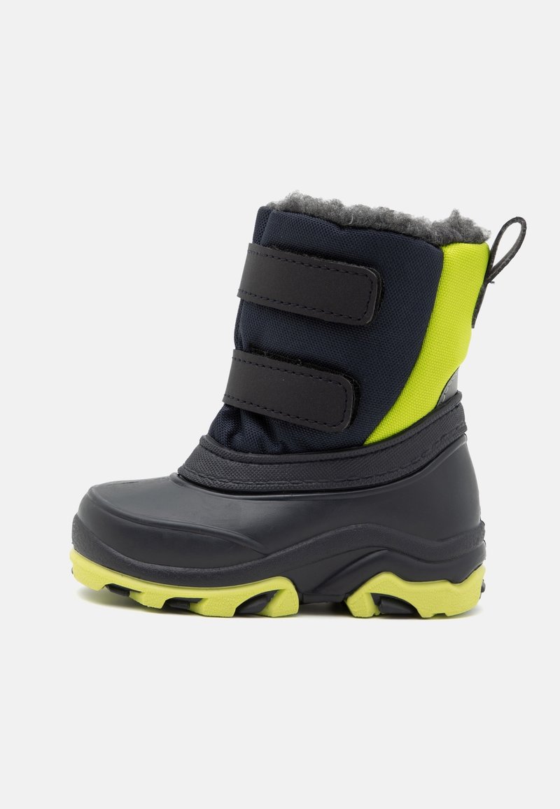 Botte d’hiver enfant avec semelle en caoutchouc noire, dessus en tissu bleu marine, arrière vert néon, doublure polaire grise et deux bandes Velcro noires.