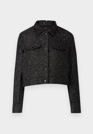 Veste cropped noire avec un tissage texturé, présentant des accents métalliques, un col, deux poches poitrine et une fermeture à boutons sur le devant.