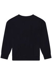 Czarna bluza z długimi rękawami, okrągłym dekoltem i ryflowanymi mankietami. Gładka tekstura materiału, brak widocznych wzorów lub ozdób. Widok z tyłu.