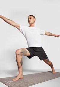 Puma STUDIO FOUNDATION SHORT - Spordišortsid - black