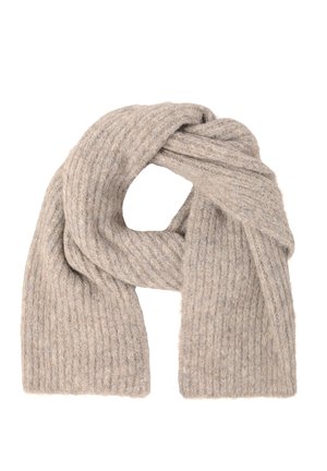 Beige dikke wollen sjaal met geribbelde textuur, losjes in een eenvoudige lus gestrikt tegen een witte achtergrond.