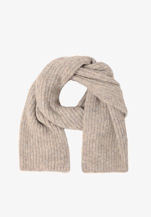 Beige dikke wollen sjaal met geribbelde textuur, losjes in een eenvoudige lus gestrikt tegen een witte achtergrond.