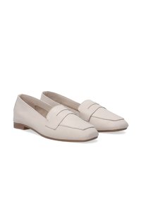 Béžové kožené mokasíny s hladkým povrchem, špičatou špičkou a dekorativním švem. Mají nízký hnědý podpatek pro stabilitu a pohodln�é nošení.