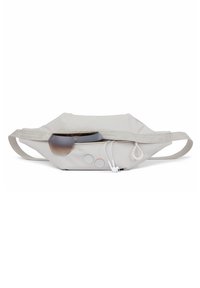 Graue Stoff-Waistbag mit glatter Textur, zwei Knöpfen (rot und grau), einem Reißverschluss und teilweise sichtbaren weißen Kopfhörern, die eine Sonnenbrille enthalten.