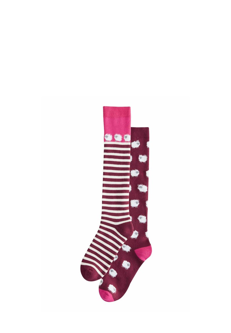 Två par knästrumpor: ett i mörkröd med vita fårmönster, det andra i rosa och grå randigt med en enfärgad rosa topp. Mjukt stickat material.