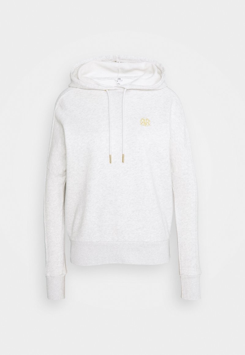 Sweat à capuche blanc à manches longues, capuche avec cordon de serrage aux embouts dorés, et petit logo brodé en or sur la poitrine.