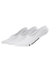 Calcetines blancos de caña baja, fabricados en un material elástico, con una textura suave y puntera reforzada. Tres pares exhibidos en fila con mínimas acentuaciones en negro.