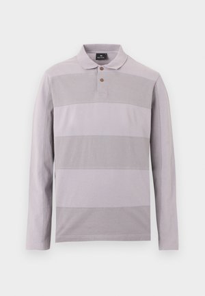 Dlouhý rukáv, světle šedé pruhované polo tričko se dvěma hnědými knoflíky a límečkem, zobrazené naplocho na bílém pozadí.