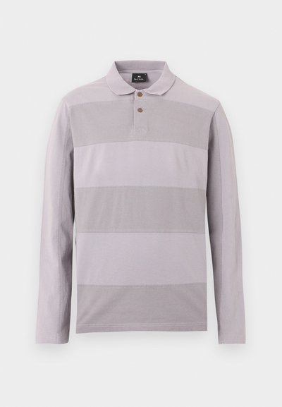 Μακρυμάνικο πόλο πουκάμισο ανοιχτού γκρι με ρίγες, δύο καφέ κουμπιά και γιακά, απλωμένο επίπεδα σε λευκό φόντο.