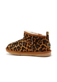 Leopardmönstrade ankelskor med en ovandel i brunt mocka, mjukt vitt foder och en gummisula i brunt; har dekorativ sömnad och en logotypetikett.