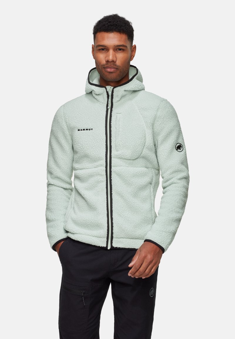 Hellgrüne Fleecejacke mit Reißverschluss, Kapuze und schwarzen Akzenten. Verfügt über eine Brusttasche und ein Logo auf der Vorderseite. Weiche Textur.