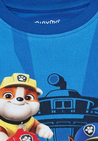 Blauses Baumwoll-T-Shirt mit Cartoon-Hunden, einer trägt einen gelben Hut, im Hintergrund ein Fahrzeugdesign und glatte Textur.