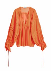 Blusa arancione realizzata in tessuto leggero, con scollo a V profondo, vita arricciata e maniche ampie con dettagli plissettati e accenti di legatura.