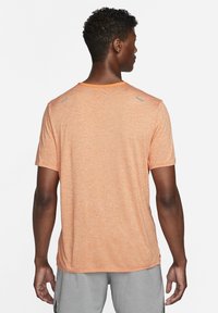 Nike Performance RISE - T-shirt desportiva - orange trance/htr/(reflective silv)