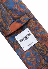 Sidenfluga med en blå bakgrund och intrikata paisleymönster i orange och brunt. Etiketten säger "John Henric, Sverige, Tillverkad i Italien."