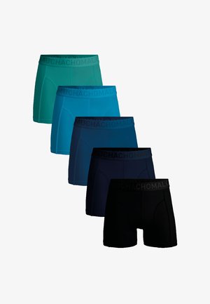 Fünf Paare Boxershorts in unterschiedlichen Schattierungen: türkis, blau, dunkelblau, marineblau und schwarz. Aus einem glatten Stoff mit elastischen Taillenbändern, die mit "MUCHACHO" beschriftet sind.