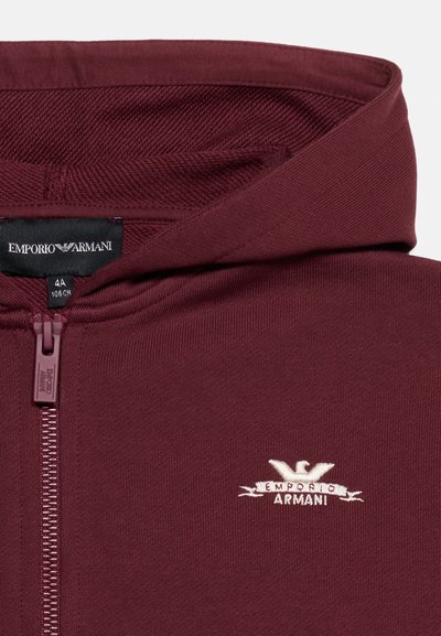 Μπορντό φούτερ με φερμουάρ και το λογότυπο Emporio Armani κεντημένο σε λευκό στο στήθος και τσέπη με σήμα.