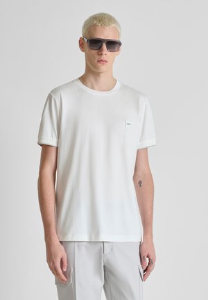 REGULAR FIT WITH STRIPED ON CUFFS AND LOGO PATCH ON SIDE - Osnovna majica kratkih rukava - white