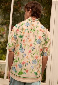 Next SHORT SLEEVE FLORAL - REGULAR FIT - Skjorter - ecru white