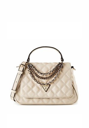 Sac à main matelassé beige avec double chaîne argentée, bandoulière ajustable, poignée supérieure et logo triangulaire Guess sur le rabat avant.