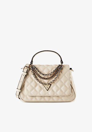 Beige gesteppte Handtasche mit doppelten silbernen Ketten, verstellbarem Riemen, Tragegriff oben und dreieckigem Guess-Logo auf der vorderen Klappe.