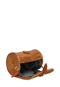 Borsa rotonda intrecciata in marrone chiaro con un accento in pelle. Design aperto che rivela un interno nero a motivo con dettagli floreali.