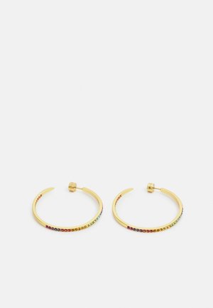 Boucles d’oreilles créoles en or avec des pierres précieuses multicolores disposées en motif arc-en-ciel le long du bord extérieur, présentées sur fond blanc.