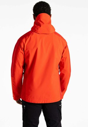 Rote wasserdichte Jacke mit hohem Kragen und verstellbarem Kapuze, ausgestattet mit einer glatten Textur und schwarzen Reißverschlusstaschen an den Seiten.