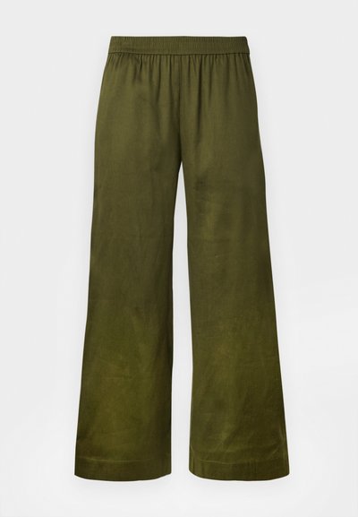 Pantalons à jambes larges en tissu vert olive avec une taille élastique et une texture lisse. Aucuns motifs ni accents visibles.