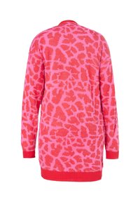 Långärmad cardigan i strukturerad rosa tyg med ett leopardmönster. Har en enfärgad rosa krage och avslut.