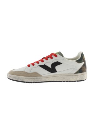 Sneaker in pelle bianca con lacci rossi, logo nero e dettagli in camouflage sul tallone. Punta in suede e suola in gomma testurizzata.