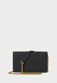 Schwarze Clutch mit strukturiertem Stoff, goldener Kettenriemen, Klappenverschluss und einem klaren rechteckigen Design. Ideal zum Tragen von Essentials.