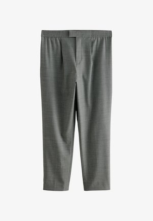 Fekete poloing, szürke plissézott nadrág és fekete bőrcipő. Az anyag finom textúrával és testhezálló szabással rendelkezik.