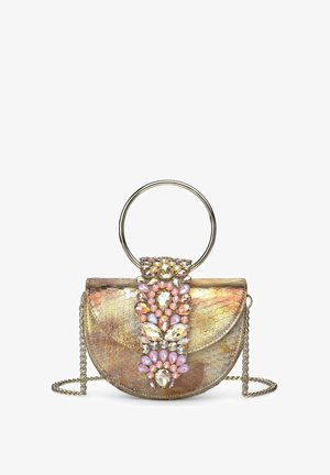 Bolso de mano metálico dorado con forma semicírculo, adornado con piedras preciosas en tonos rosa y transparentes y un asa de metal circular. Con cadena para el hombro.