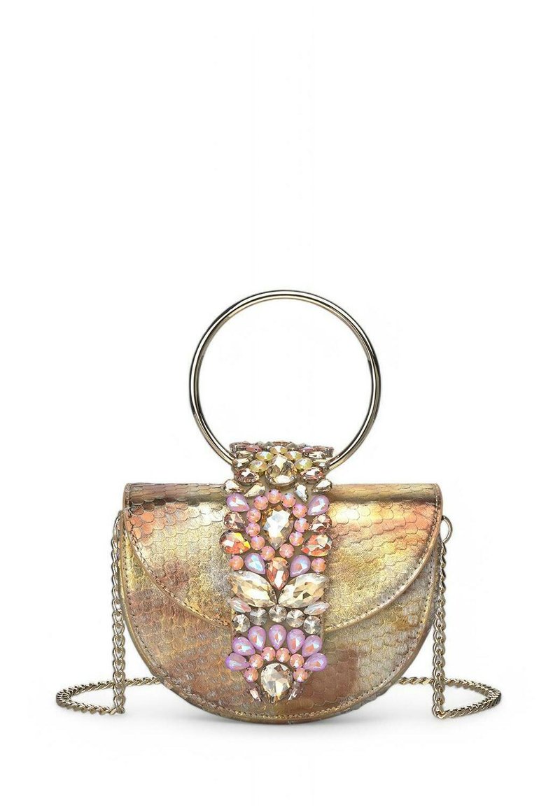 Bolso de mano metálico dorado con forma semicírculo, adornado con piedras preciosas en tonos rosa y transparentes y un asa de metal circular. Con cadena para el hombro.