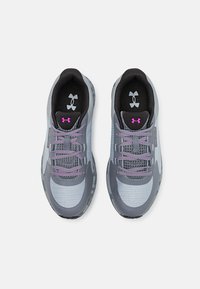 Under Armour BANDIT TRAIL 3 - Metsajooksu tossud - modern gray/titan gray/vivid magenta