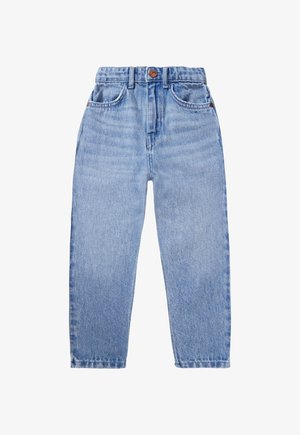 Hellblaue Jeans mit hoher Taille, Knopf, Reißverschluss, Gürtelschlaufen und vorderen Taschen, flach auf weißem Hintergrund liegend.
