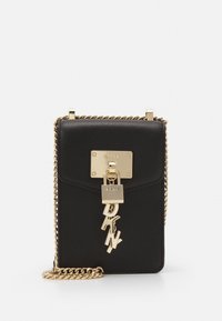 Mustat teksturoidut olkalaukut, joissa on kultaketjuolkahva, kultalukkoyksityiskohta ja etuläpän ripustettavat DKNY-kirjainkoristeet.