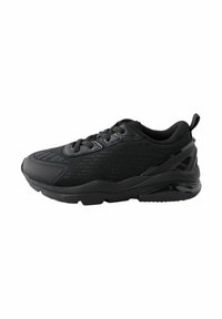 Schwarzer Sportschuh mit einem strukturierten Obermaterial aus Stoff, gepolstertem Kragen, Schnürdesign und einem glänzenden Akzent an der Zwischensohle.