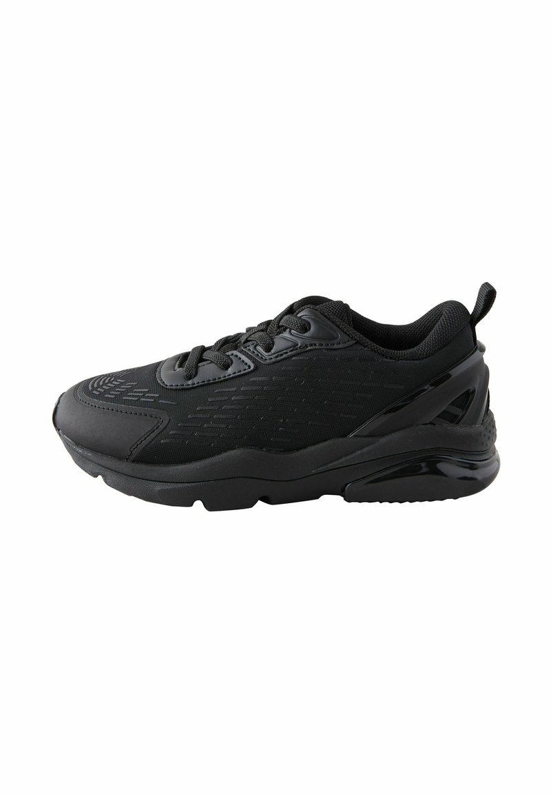 Schwarzer Sportschuh mit einem strukturierten Obermaterial aus Stoff, gepolstertem Kragen, Schnürdesign und einem glänzenden Akzent an der Zwischensohle.