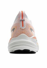 Lahka atletska čevlja v beli barvi z oranžnimi detajli. Ima teksturirano pleteno zgornji del, zadnjo zanko za pomoč pri obuvanju in oblazinjen bel podplat.