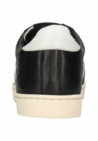 Svart lädersneaker med en vit hälkappa i tyg, med sömdetaljer och en vit gummisula. Rundad form och enkel design.