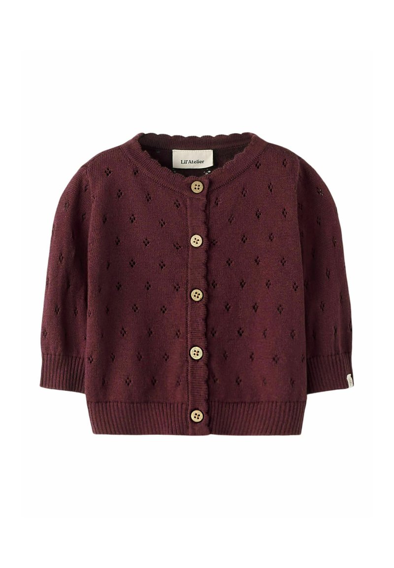 Bordinės spalvos megztas kardiganas trumpomis rankovėmis, su kriauklės formos iškirpte ir sagomis priekyje. Puošia deimanto raštas ir medinės sagos.