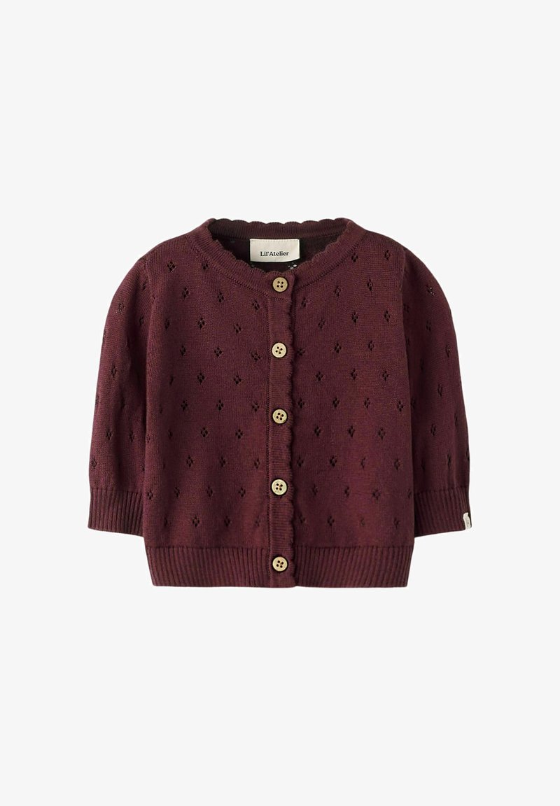 Bordeauxrode gebreide cardigan met korte mouwen, gerafelde halslijn en knoopsluiting aan de voorkant. Heeft een diamantpatroon en houten knopen.