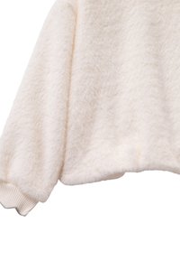 Cremefarbener, flauschiger Pulloverärmel mit geripptem Bündchen und gewelltem Rand in grauem Faden.